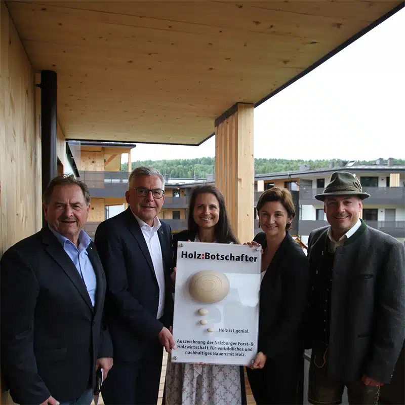 Personen die den Holz Botschafter Preis in den Händen halten