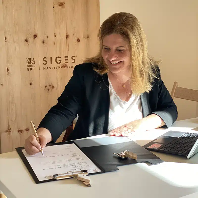 Mitarbeiterin der SIGES Hausverwaltung erledigt Büroarbeiten