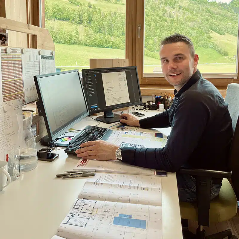 Mitarbeiter sitzt im Büro und plant