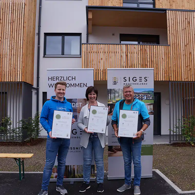 Kunden mit Klimaholzzertifikat vor dem Projekt in Zimmerberg Bischofshofen