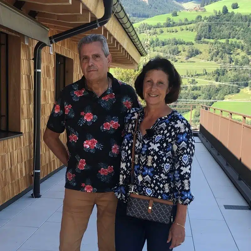 Paar auf Dachterrasse mit Holzfassade